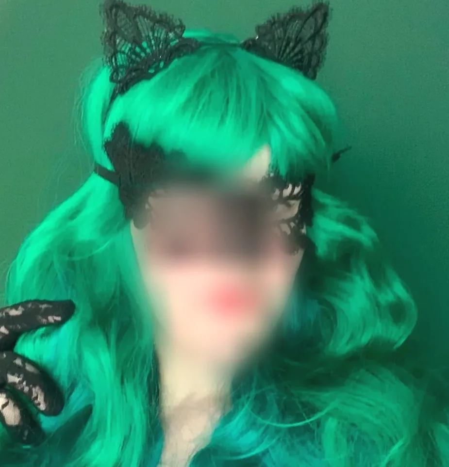 Mia, 24