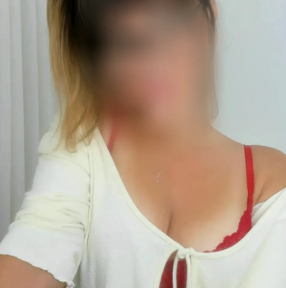 Rebecca, 28